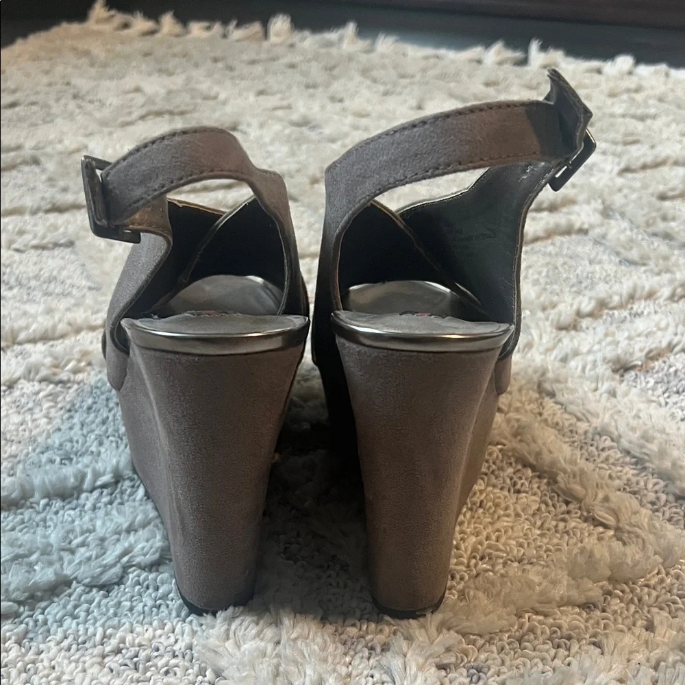 Material Girl Women's taupe Platform Sandals
